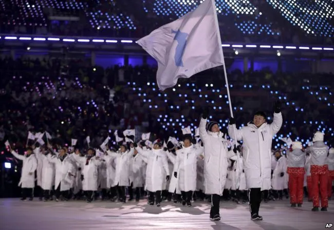 Đoàn VĐV liên Triều diễu hành cùng nhau dưới lá cờ thống nhất trên sân vận động Olympic Pyeongchang trong lễ khai mạc Thế Vận Hội Mùa Đông 2018 tại Hàn Quốc tối 9-2. Ảnh: AP