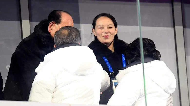 Tổng thống Hàn Quốc Moon Jae-in (đứng hàng dưới) quay lại bắt tay bà Kim Yo-jong, em gái lãnh đạo Triều Tiên Kim Jong-un khi đoàn vận động viên hai miền tiến vào sân vận động cùng nhau, lễ khai mạc Thế Vận Hội Mùa Đông 2018 tại Pyeongchang (Hàn Quốc), đêm 9-2. Ảnh: AFP