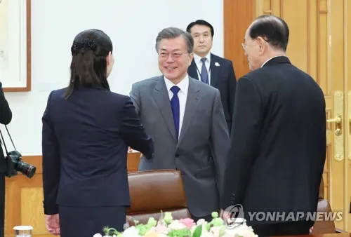 Tổng thống Hàn Quốc Moon Jae-in (giữa) bắt tay với bà Kim Yo-jong (trái) và ông Kim Yong-nam đứng bên phải, trong cuộc gặp hiếm hoi và lịch sử với phái đoàn cấp cao Triều Tiên tại dinh tổng thống ở Seoul ngày 10-2. Ảnh: YONHAP