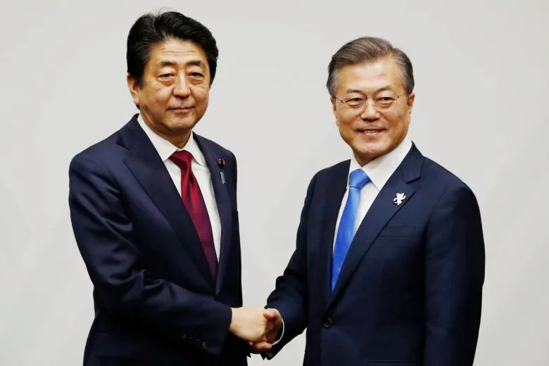 Tổng thống Hàn Quốc Moon Jae-in (phải) và Thủ tướng Nhật Shinzo Abe gặp song phương tại khu nghỉ mát Yongpyeong thuộc TP Pyeongchang, tỉnh Gangwon (Hàn Quốc) ngày 9-2. Ảnh: STRAIT TIMES