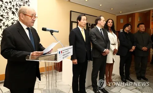Ngoại trưởng Pháp Jean-Yves Le Drian phát biểu tại đại sứ quán Pháp ở Seoul (Hàn Quốc) ngày 11-2. Ảnh: YONHAP