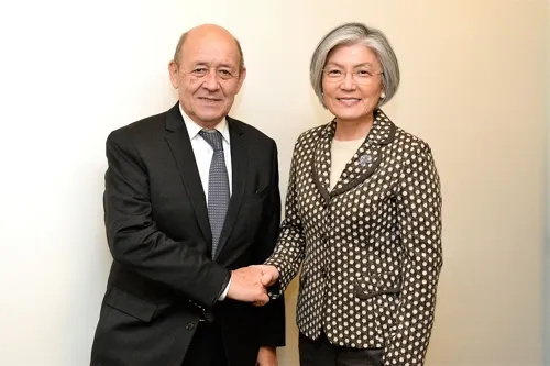 Ngoại trưởng Hàn Quốc Kang Kyung-wha (phả) và Ngoại trưởng Pháp Jean-Yves Le Drian. Ảnh: YONHAP