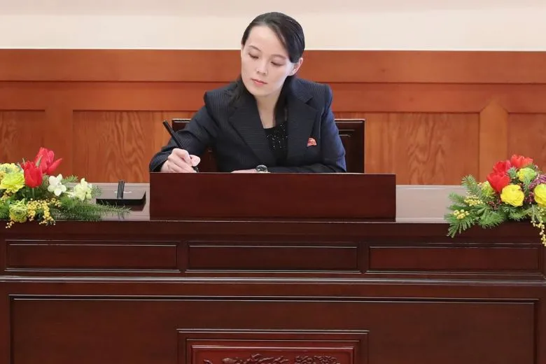 Bà Kim Yo-jong lưu bút tích trong sổ lưu niệm Nhà Xanh trước cuộc gặp với Tổng thống Moon Jae-in ngày 10-2. Ảnh: AFP