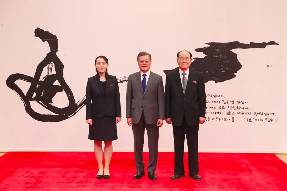 Bà Kim Yo-jong, Tổng thống Moon Jae-in, ông Kim Yong-nam chụp ảnh lưu niệm trước cuộc gặp ở Nhà Xanh ngày 10-2. Ảnh: YONHAP