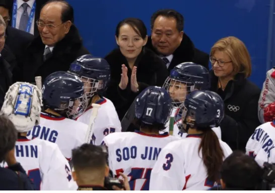 Bà Kim Yo-jong (giữa) chào mừng đội VĐV liên Triều tại trung tâm khúc côn cầu Kwandong ở TP Gangneung, tỉnh Gangwon. Ảnh: REUTERS