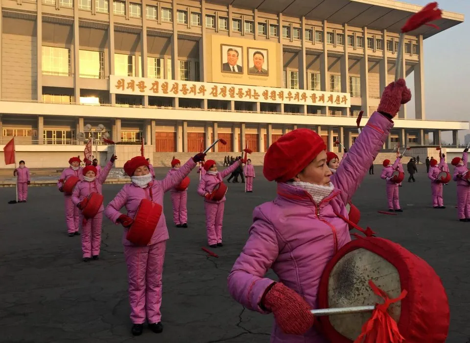 Phụ nữ Triều Tiên đánh trống chào mừng người đi làm buổi sáng trên đường phố Pyongyang - Bình Nhưỡng (Triều Tiên). Ảnh: REUTERS