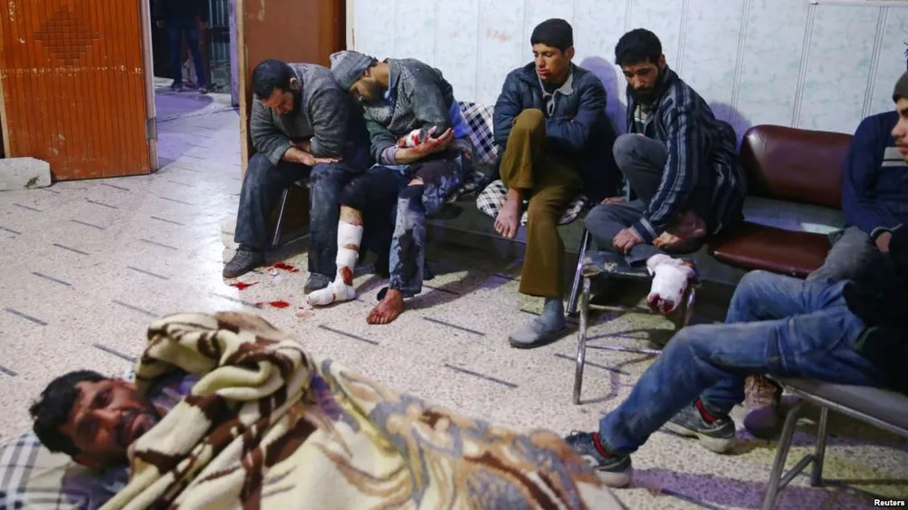 Người dân bị thương được đưa đến một cơ sở y tế ở Douma, Đông Ghouta, ngoại ô thủ đô Damacus (Syria) ngày 20-2. Ảnh: REUTERS