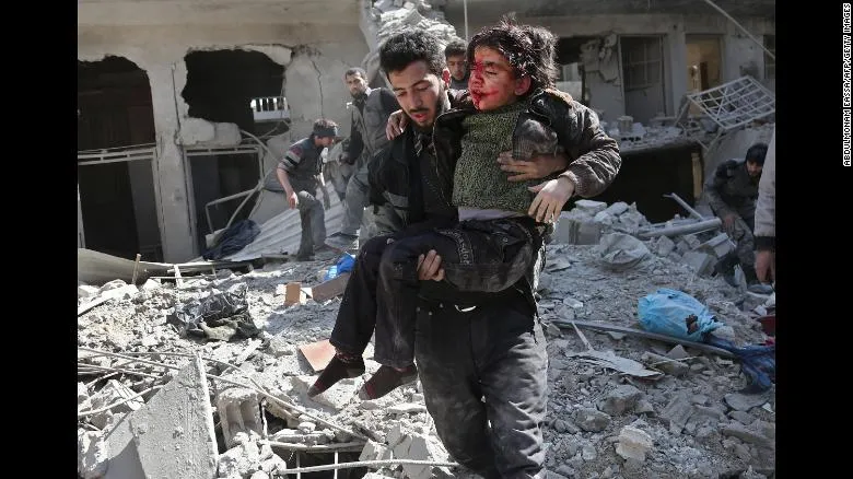 Nhân viên tình nguyện cứu hộ nạn nhân trẻ em tại Đông Ghouta ngày 21-2. Ảnh: CNN