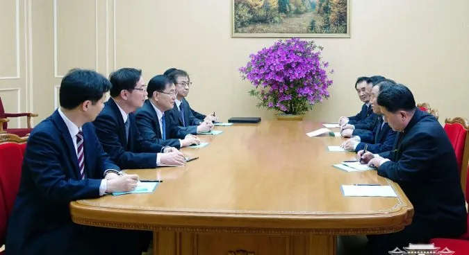 Phái đoàn cấp cao Hàn Quốc (trái) gặp các quan chức Triều Tiên tại khách sạn Bình Nhưỡng ở Triều Tiên chiều 5-3. Ảnh: NHÀ XANH