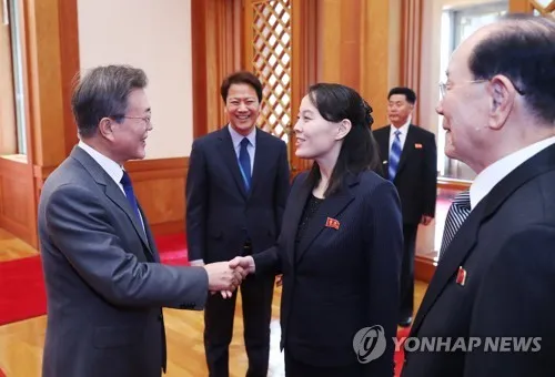 Tổng thống Hàn Quốc Moon Jae-in (trái) bắt tay bà Kim Yo-jong trong buổi tiếp tại Nhà Xanh ngày 10-2. Ảnh: YONHAP