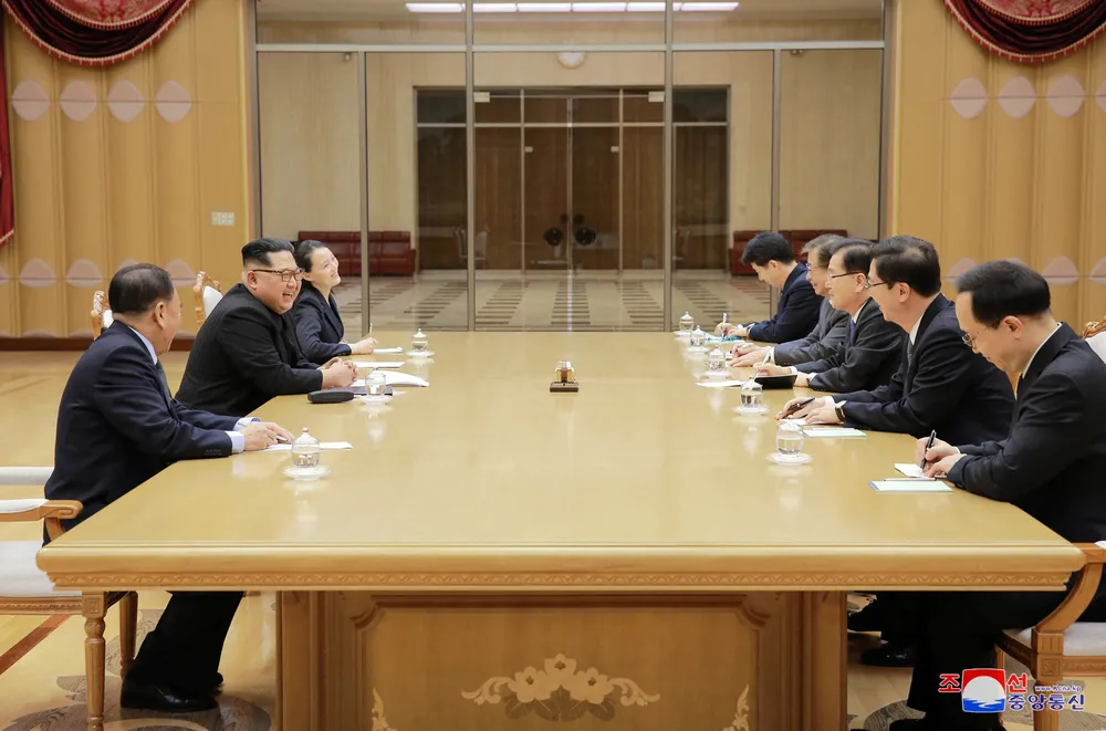Lãnh đạo Triều Tiên Kim Jong-un (giữa, bên phải) tiếp phái đoàn cấp cao Hàn tại trụ sở đảng Lao động Triều Tiên ở Bình Nhưỡng chiều 5-3. Bên cạnh ông là em gái Kim Yo-jong. Ảnh: KCNA