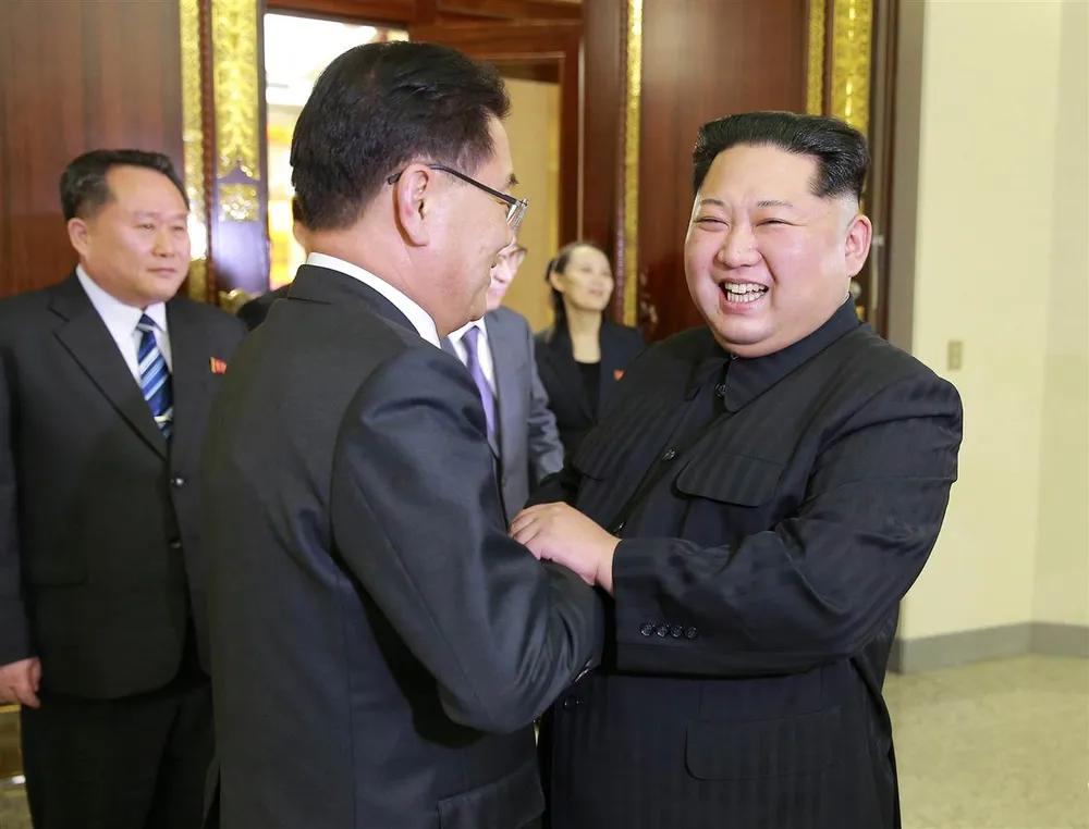 Lãnh đạo Triều Tiên Kim Jong-un tiếp đón thân mật các đặc phái viên Hàn Quốc tại trụ sở đảng Lao động Triều Tiên chiều 5-3. Ảnh KCNA