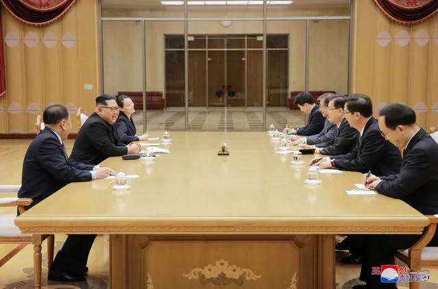 Lãnh đạo Triều Tiên Kim Jong-un (giữa, trái) trong cuộc gặp với phái đoàn cấp cao Hàn Quốc tại trụ sở đảng Lao động Triều Tiên tại Bình Nhưỡng chiều 5-3. Ảnh: KCNA