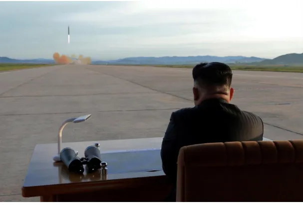Lãnh đạo Triều Tiên Kim Jong-un quan sát vụ thử tên lửa Hwasong-12 hồi tháng 9-2017. Ảnh REUTERS