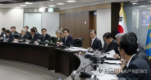 Tổng thống Hàn Quốc Moon Jae-in (giữa) triệu tập Hội đồng An ninh Quốc gia sau khi Triều Tiên thử tên lửa đạn đạo xuyên lục địa Hwasong-15 ngày 29-11-2017. Ảnh: YONHAP