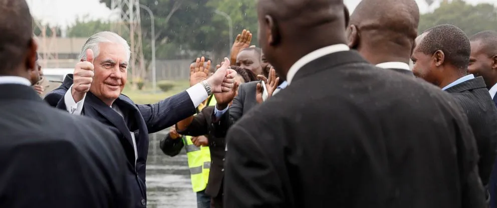 Ngoại trưởng Mỹ Tillerson chào tạm biệt nhân viên ngoại giao Mỹ tại sân bay quốc tế Jomo Kenyatta trước khi lên máy bay rời Kenya ngày 12-3. Ảnh: AFP