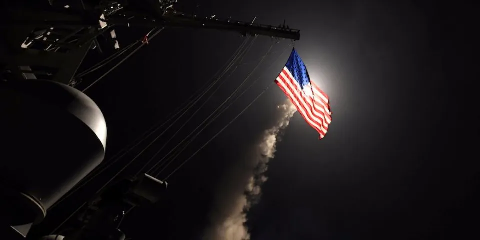 Mỹ nã tên lửa hành trình Tomahawk từ Địa Trung Hải vào Syria ngày 7-4-2017. Ảnh: REUTERS