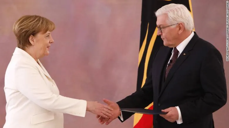 Thủ tướng Đức Angela Merkel (trái) và Tổng thống Đức Frank-Walter Steinmeier ngày 14-3. Ảnh: CNN