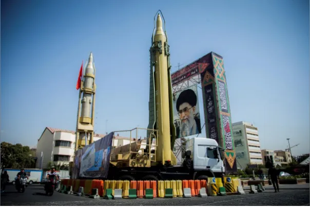 Tên lửa và ảnh Lãnh đạo Tối cao Iran Ayatollah Ali được trưng bày tại Quảng trường Baharestan ở thủ đô Tehran (Iran) tháng 9-2017. Ảnh REUTERS