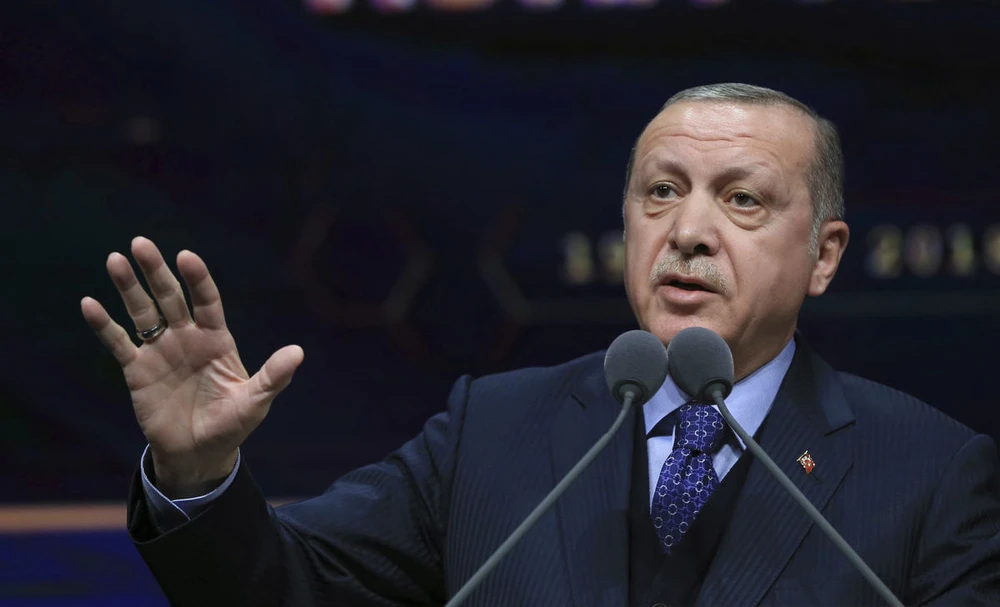 Tổng thống Thổ Nhĩ Kỳ Recep Erdogan phát biểu ngày 19-3, tuyên bố sẽ mở rộng đánh tay súng người Kurd ở các khu vực khác tại Syria cũng như đánh sang cả Iraq. Ảnh: AP