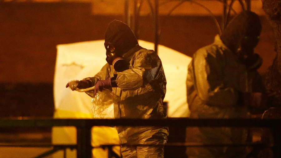 Điều tra hiện trường cha con cựu điệp viên Skripal bị đầu độc ở Salisbury (Anh). Ảnh: REUTERS