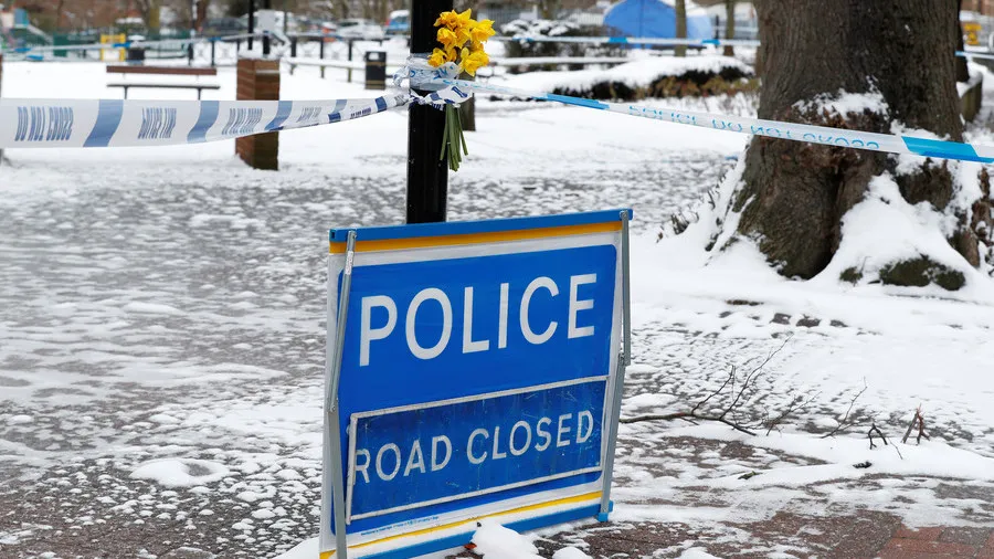 Hoa được đặt gần nơi cha con cựu điệp viên người Nga Sergei Skripal bị đầu độc tại thị trấn Salisbury (Anh). Ảnh: REUTERS