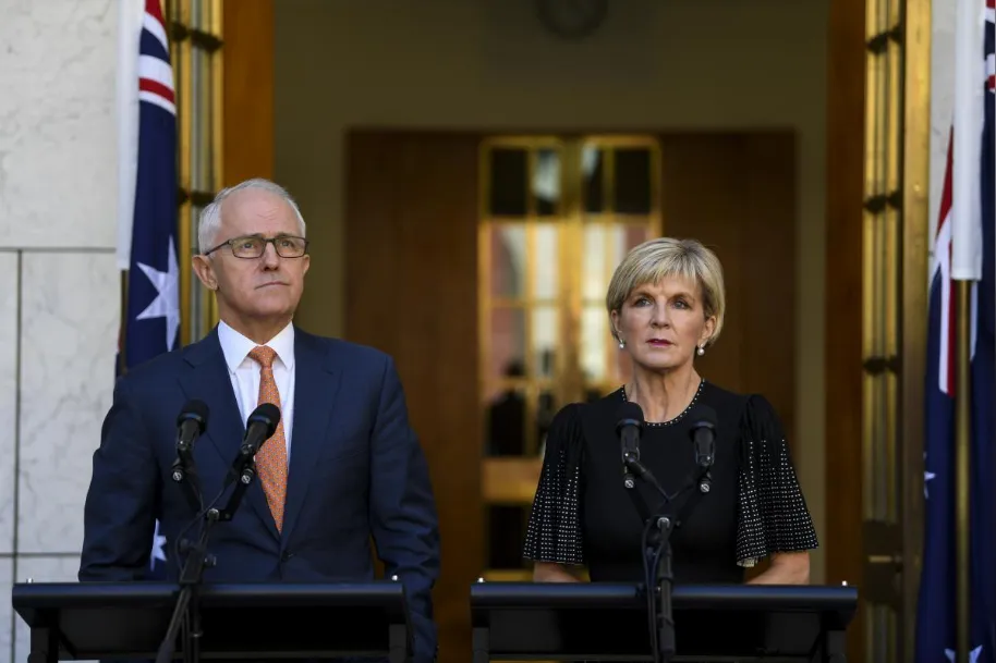 Thủ tướng Úc Malcolm Turnbull (trái) và Ngoại trưởng Úc Julie Bishop họp báo trước trụ sở Quốc hội Úc ở Canberra (Úc) ngày 27-3. Ảnh: REUTERS