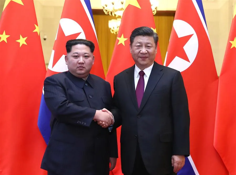Chủ tịch Trung Quốc Tập Cận Bình (phải) tiếp lãnh đạo Triều Tiên Kim Jong-un tại Đại lễ đường nhân dân Bắc Kinh. Ảnh: THX