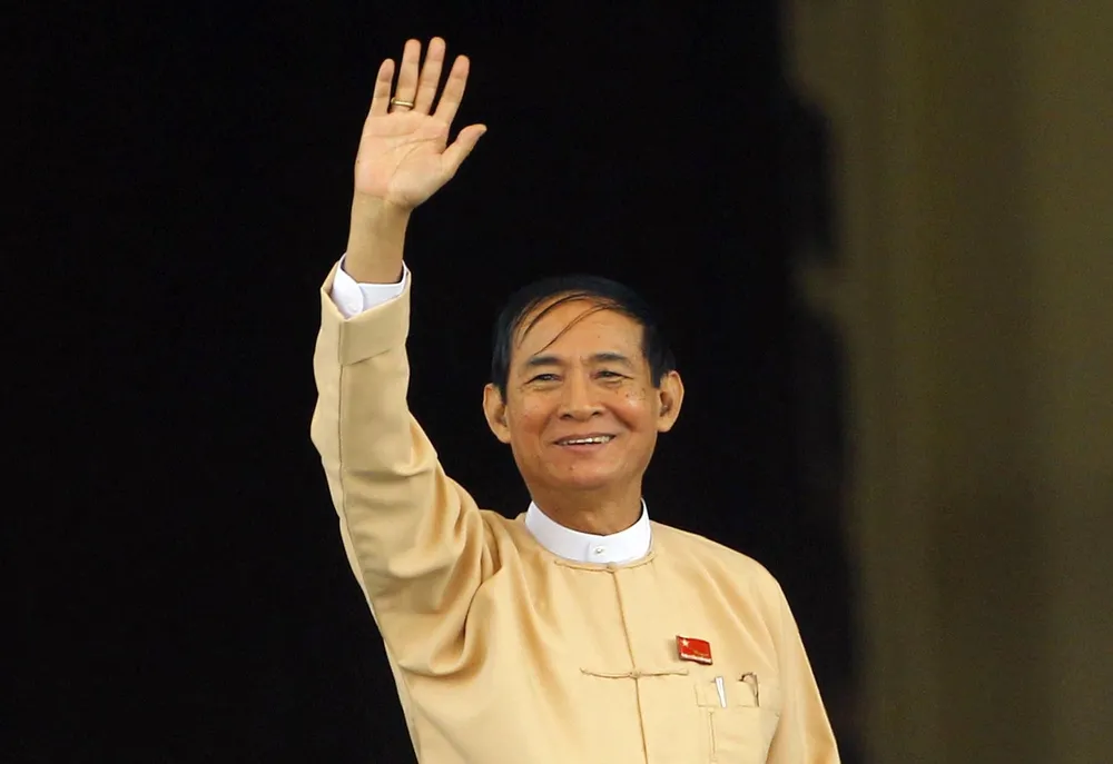 Tân Tổng thống Myanmar Win Myint vẫy chào truyền thông bên ngoài trụ sở Quốc hội ở thủ đô Naypyitaw (Myanmar) ngày 28-3. Ảnh: AP
