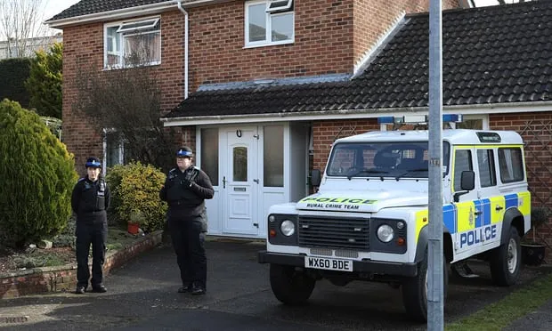 Cảnh sát bên ngoài căn nhà của cựu điệp viên người Nga Sergei Skripal ở thị trấn Salisbury (Anh), không lâu sau khi xảy ra vụ đầu độc ngày 4-3. Ảnh: GETTY IMAGES
