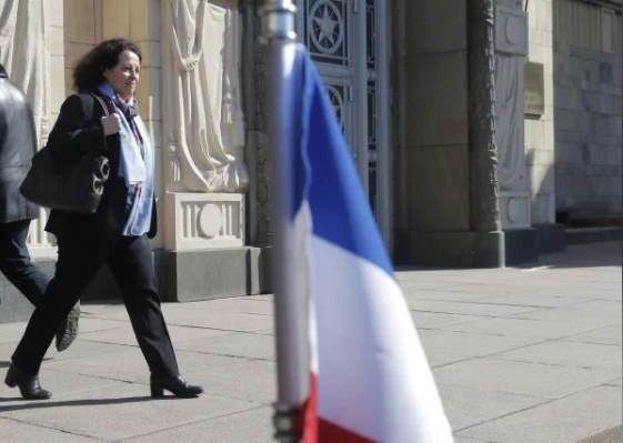 Đại sứ Pháp tại Nga Sylvie Bermann rời trụ sở Bộ Ngoại giao Nga ở Moscow (Nga) ngày 30-3. Ảnh: REUTERS