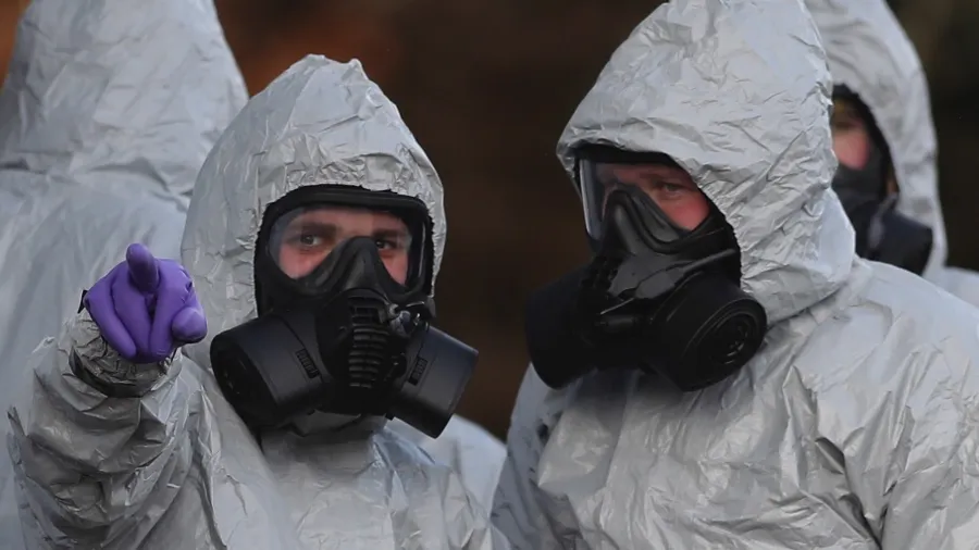Các nhà điều tra tại hiện trường đầu độc cha con ông Skripal. Ảnh: REUTERS