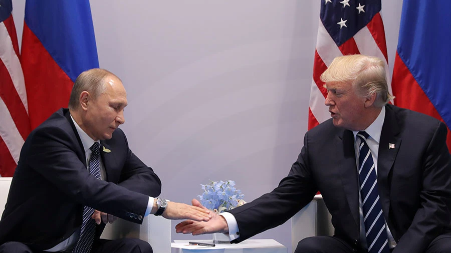 Tổng thống Nga Putin (trái) và Tổng thống Mỹ Trump gặp nhau bên lề hội nghị G20 tại Hamburg (Đức) tháng 7-2017. Ảnh: CNN