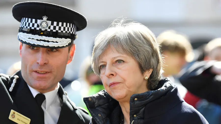 Nữ Thủ tướng Anh Theresa May đến hiện trường đầu độc ở thị trấn Salisbury (Anh). Ảnh: REUTERS