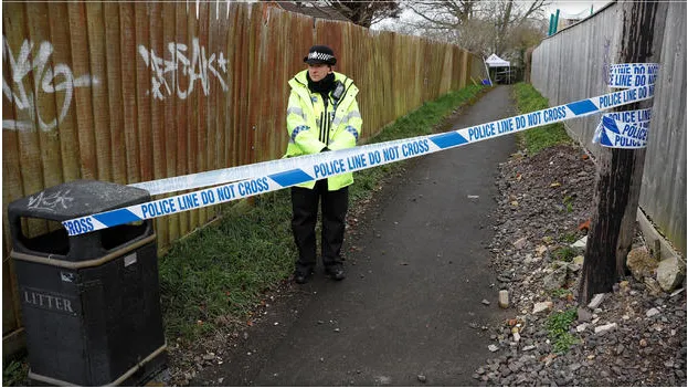 Phong tỏa, canh gác hiện trường đầu độc cha con ông Skripal. Ảnh: REUTERS
