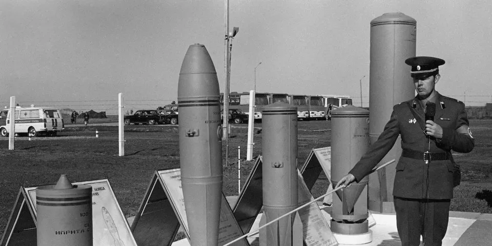 Vũ khí hóa học tại căn cứ quân sự Shikhany của Nga năm 1987, nơi Anh cho là đã sản xuất chất độc thần kinh dùng đầu độc cha con ông Skripal. Ảnh: AP