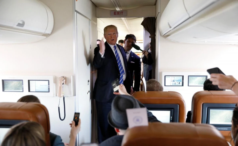 Tổng thống Mỹ Donald Trump trao đổi với các nhà báo trên chiếc Không Lực Một, trên đường trở về Nhà Trắng sau chuyến thăm West Virginia ngày 5-4. Ảnh: REUTERS