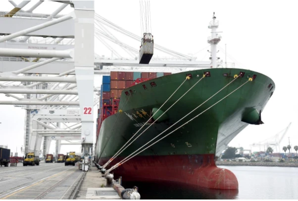 Tàu Xin Da Yang Zhou của Trung Quốc tại cảng Pier J at the Port tại Long Beach, California (Mỹ). Ảnh: REUTERS