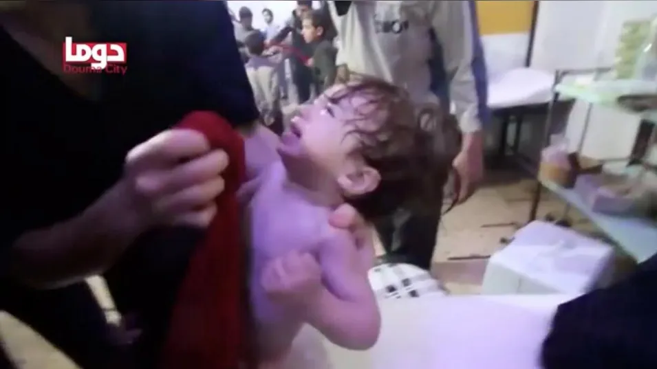 Hình ảnh được cho là cấp cứu nạn nhân trẻ em trong vụ tấn công bằng vũ khí hóa học ở Douma, Đông Ghouta, ngoại ô thủ đô Damacus (Syria) khuya 7-4. Ảnh: REUTERS