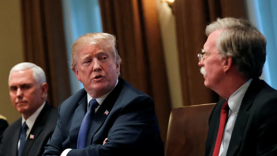 Tổng thống Mỹ Donald Trump (giữa) trong phiên họp đầu tiên với tân Cố vấn an ninh quốc gia John Bolton (phải) tại Nhà Trắng ngày 9-4. Ảnh: REUTERS