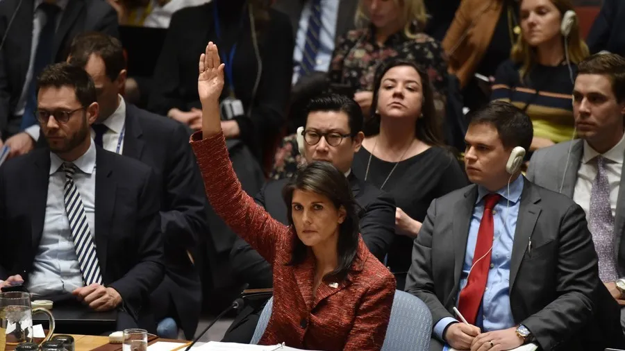 Đại sứ Mỹ tại LHQ Nikki Haley biểu quyết tại phiên họp HĐBA LHQ ngày 10-4. Ảnh: AFP