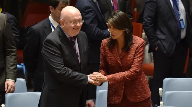 Đại sứ Nga tại LHQ Vassily Nebenzia (trái) và Đại sứ Mỹ tại LHQ Nikki Haley bắt tay tại cuộc họp HĐBA ngày 10-4. Ảnh: PRESS TV