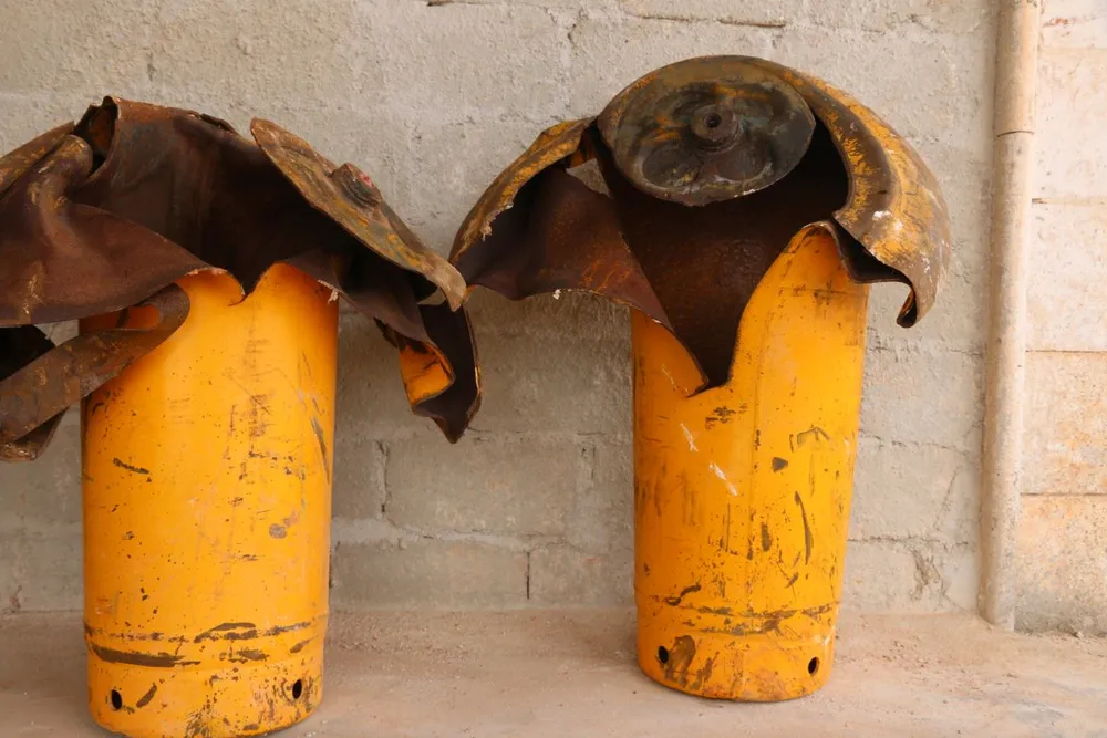 Thùng kim loại hình trục trong vụ tấn công hóa học ngày 4-2 ở Syria. Ảnh: TWITTER