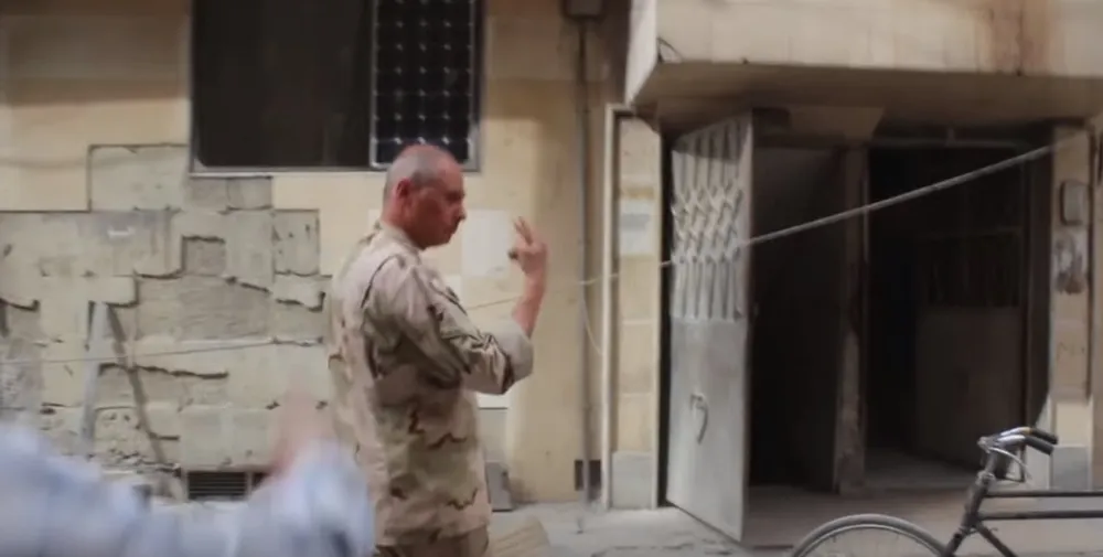 Theo ông Higgins, tòa nhà nơi binh sĩ Nga đến và nơi cứu hộ nạn nhân là một. Ảnh: TWITTER