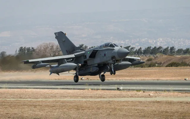 Tham gia đánh Syria có 8 tên lửa Storm Shadow được phóng từ 4 chiếc máy bay chiến đấu RAF Tornados của Anh. Ảnh: FLIGHTGLOBAL