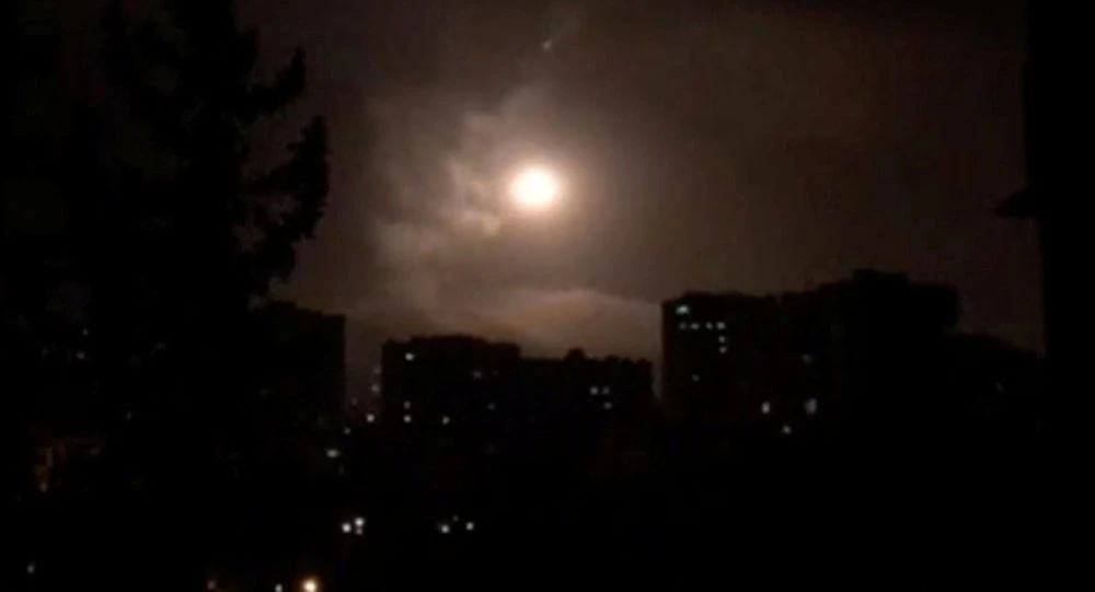 Phòng không Syria chống đỡ tên lửa liên quân Mỹ-Anh-Pháp bắn vào Damascus (Syria) sáng sớm 14-4. Ảnh: REUTERS