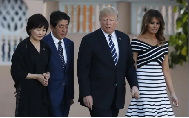 Vợ chồng Tổng thống Mỹ Donald Trump (phải) và vợ chồng Thủ tướng Nhật Shinzo Abe tại khu nghỉ mát Mar-a-Lago ở bang Florida (Mỹ) ngày 17-4. Ảnh: REUTERS