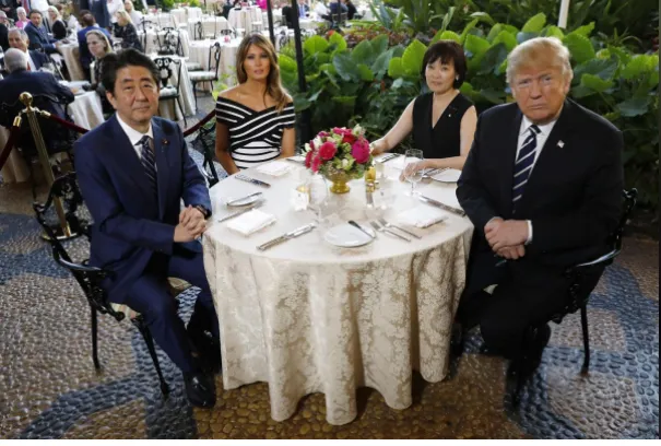 (Từ phải sang): Tổng thống Mỹ Donald Trump, Đệ nhất phu nhân Nhật Akie Abe, Đệ nhất phu nhân Mỹ Melania Trump, Thủ tướng Nhật Shinzo Abe dự tiệc tối tại khu nghỉ mát Mar-a-Lago ở bang Florida (Mỹ) ngày 17-4. Ảnh: REUTERS