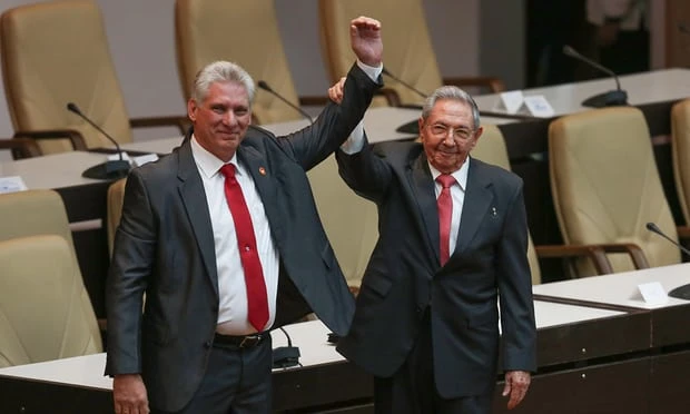 Nguyên Chủ tịch Cuba Raúl Castro (phải) và tân Chủ tịch Cuba Miguel Díaz-Canel tại phiên họp Quốc hội ngày 19-4. Ảnh: EPA