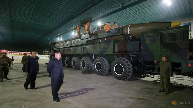 Lãnh đạo Triều Tiên Kim Jong-un thanh sát tên lửa ICBM Hwasong-14. Ảnh: KCNA công bố ngày 5-6-2017